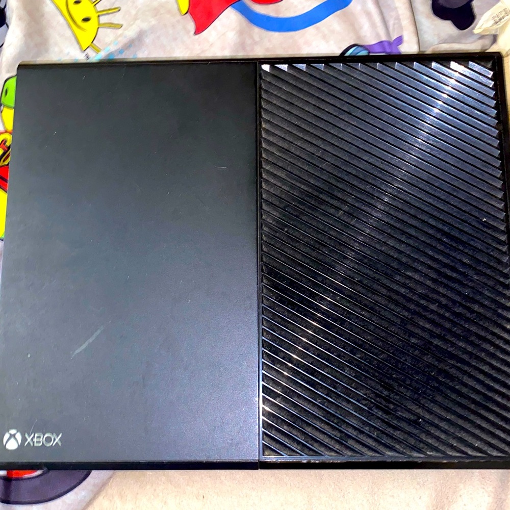 XBox 1 console and controller